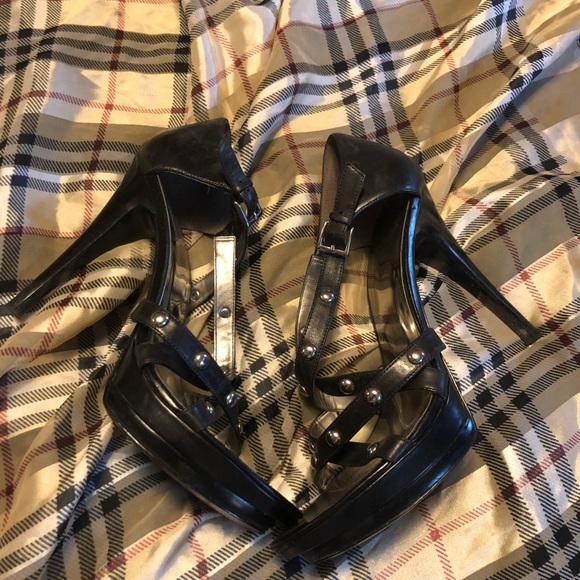 Black studded pumps with straps. - Picture 2 of 5